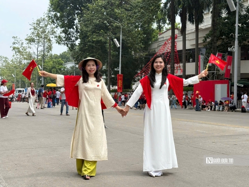 Người dân cũng tranh thủ lưu lại những khoảnh khắc ý nghĩa trên trục đường Hùng Vương.