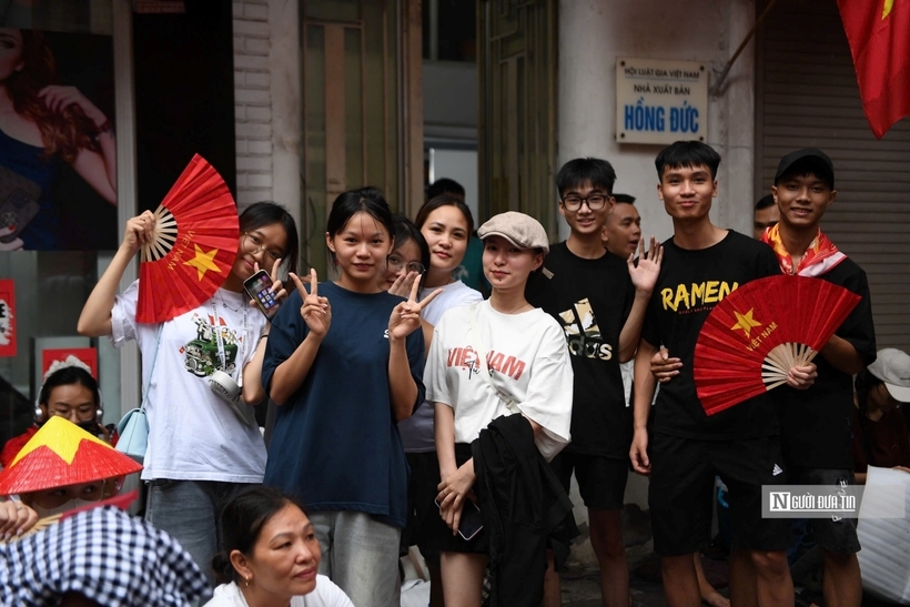 Hàng nghìn người cắm trại, đội mưa giữ chỗ xem diễu binh, diễu hành A80 - 14