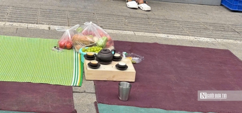 Ấm trà cũng được chuẩn bị sẵn.