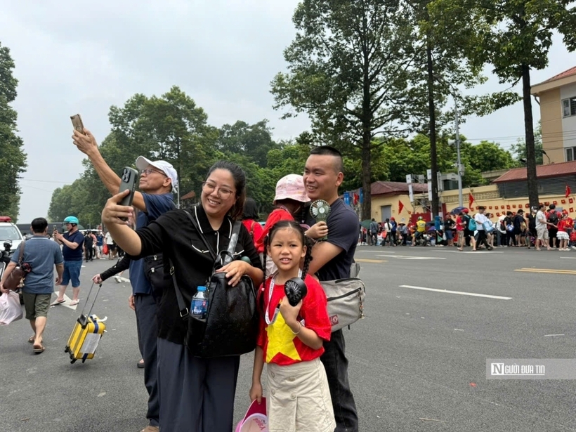 Một gia đình chụp ảnh kỷ niệm.