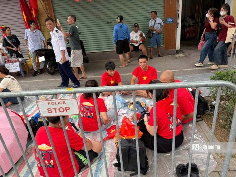 Dù thời gian chờ đợi khá lâu nhưng ai cũng vui vẻ, háo hức chờ đón ngày lễ trọng đại của dân tộc.