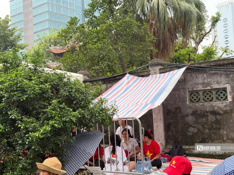 Người dân sẵn sàng ngủ qua đêm tại đây để chờ xem diễu binh, diễu hành.