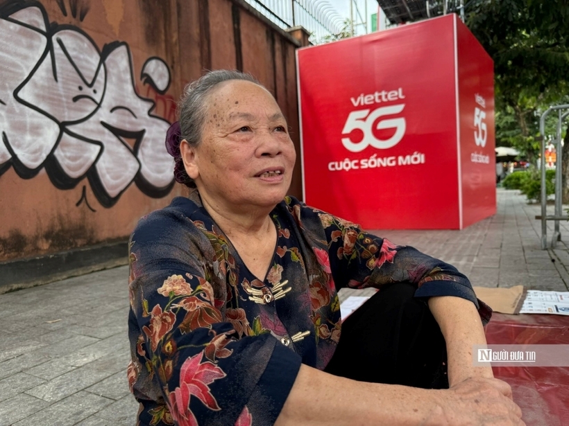 Cụ bà Nguyễn Thị Mài (80 tuổi, Bắc Ninh) cùng con cháu, chắt xếp hàng giữ chỗ từ chiều 31/8.