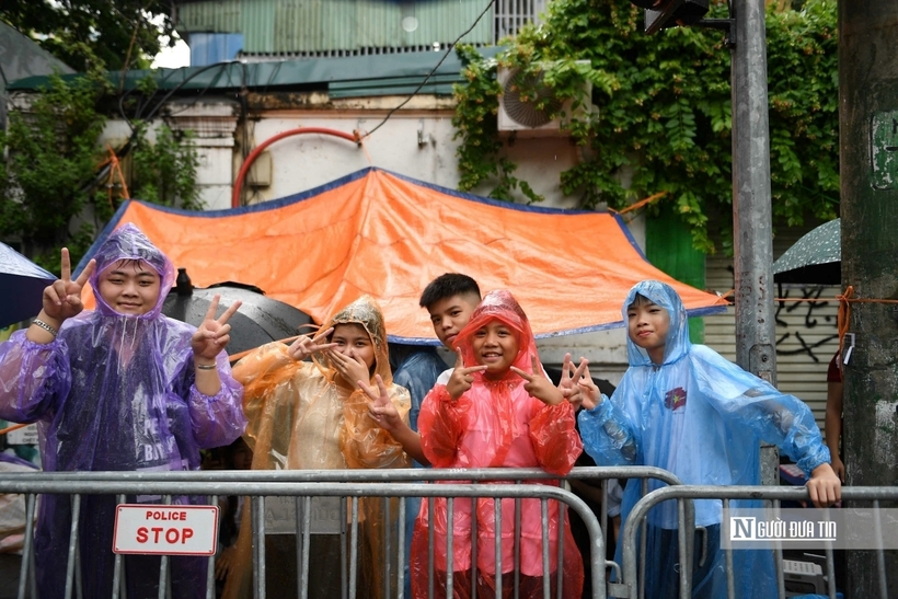 Đầu giờ chiều nay, cơn mưa nặng hạt nhưng cũng không làm giảm tinh thần sẵn sàng chờ đợi xem diễu binh, diễu hành của người dân.