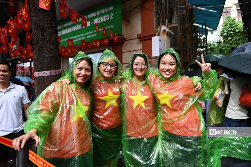 Hàng nghìn người cắm trại, đội mưa giữ chỗ xem diễu binh, diễu hành A80 - 22