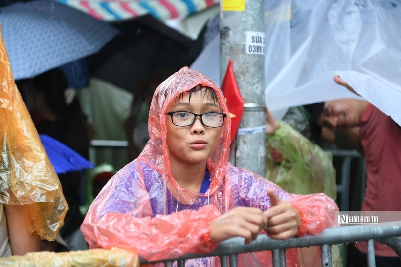 Hàng nghìn người cắm trại, đội mưa giữ chỗ xem diễu binh, diễu hành A80 - 23