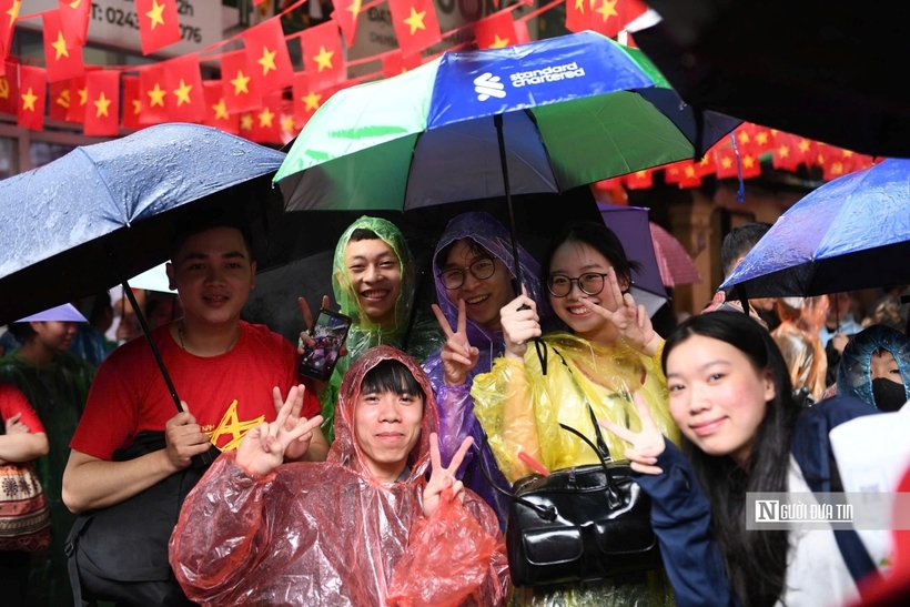 Hàng nghìn người cắm trại, đội mưa giữ chỗ xem diễu binh, diễu hành A80 - 24