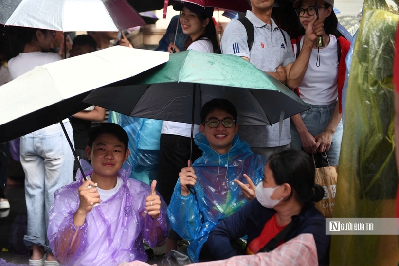 Hàng nghìn người cắm trại, đội mưa giữ chỗ xem diễu binh, diễu hành A80 - 25