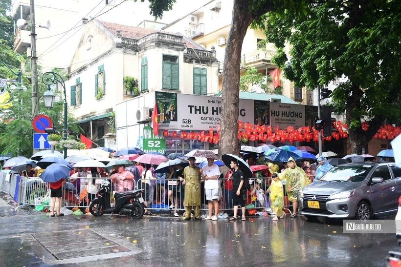 Hàng nghìn người cắm trại, đội mưa giữ chỗ xem diễu binh, diễu hành A80 - 26