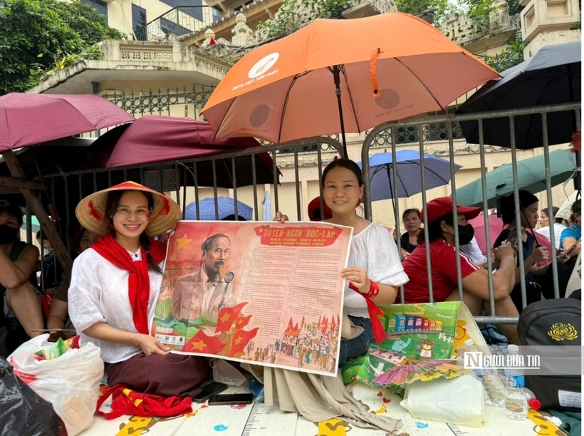 Chị Thảo cảm thấy háo hức, tự hào và sẵn sàng thức trắng đêm để chờ buổi lễ chính thức, chị cho biết đã xếp hàng như thế này để xem 2 lần sơ duyệt, tổng duyệt và lần này chị cũng ra từ đêm hôm 31/8.