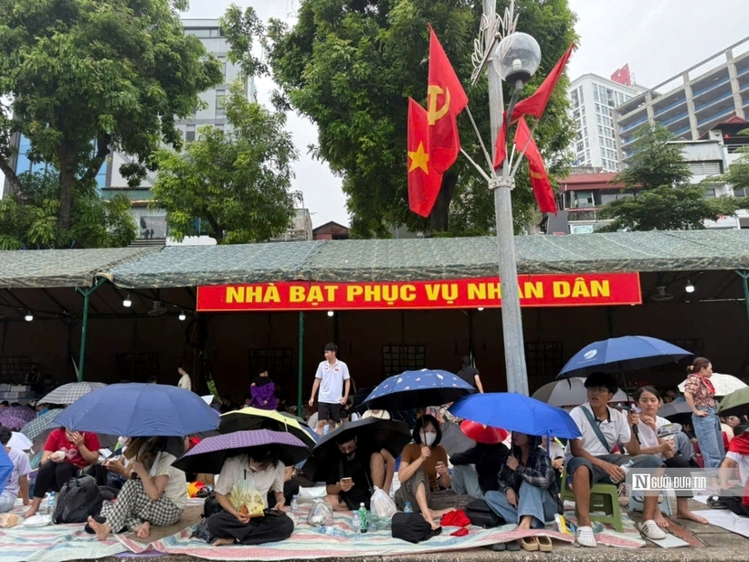 Người dân ngồi kín trước khu vực nhà bạt phục vụ nhân dân trên đường Kim Mã.