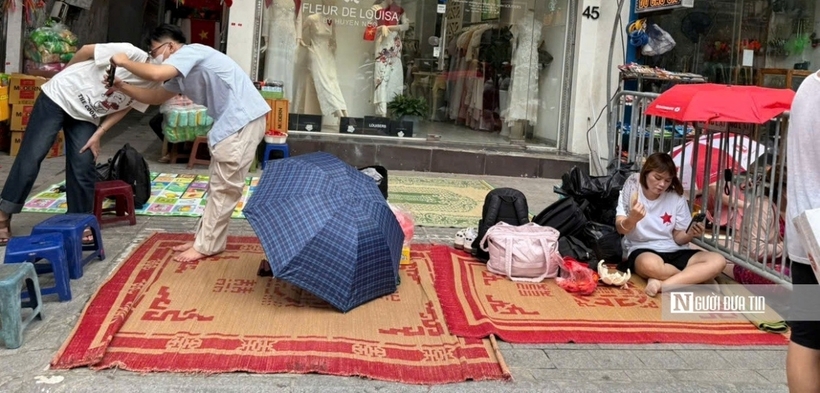 Trải chiếu xếp chỗ, mong có vị trí thuận lợi nhất.