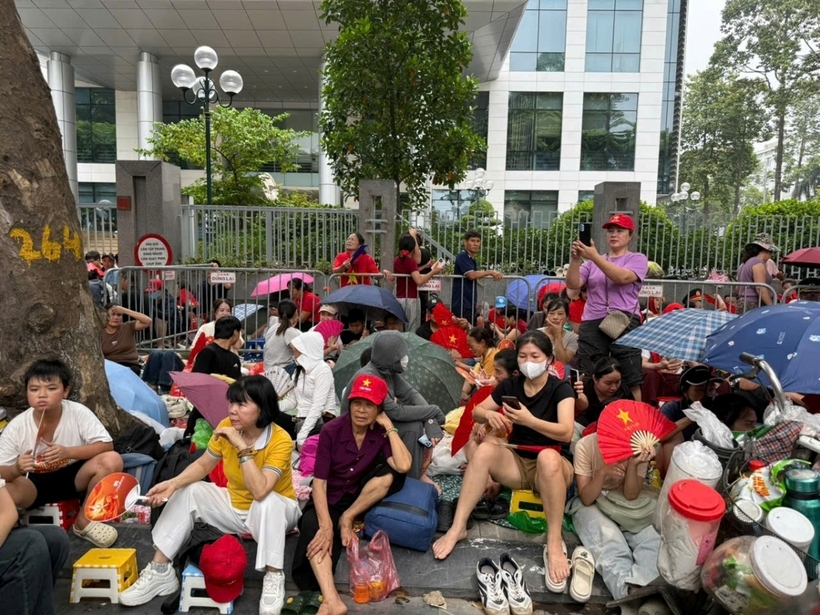 Khu vực đường Trần Phú rất đông người dân đã ngồi kín chỗ.