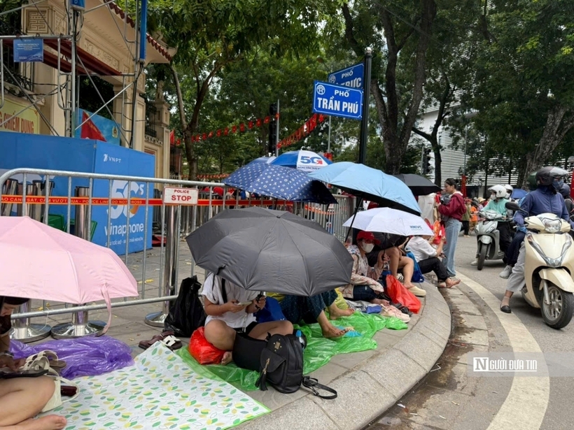 Hàng nghìn người cắm trại, đội mưa giữ chỗ xem diễu binh, diễu hành A80 - 7