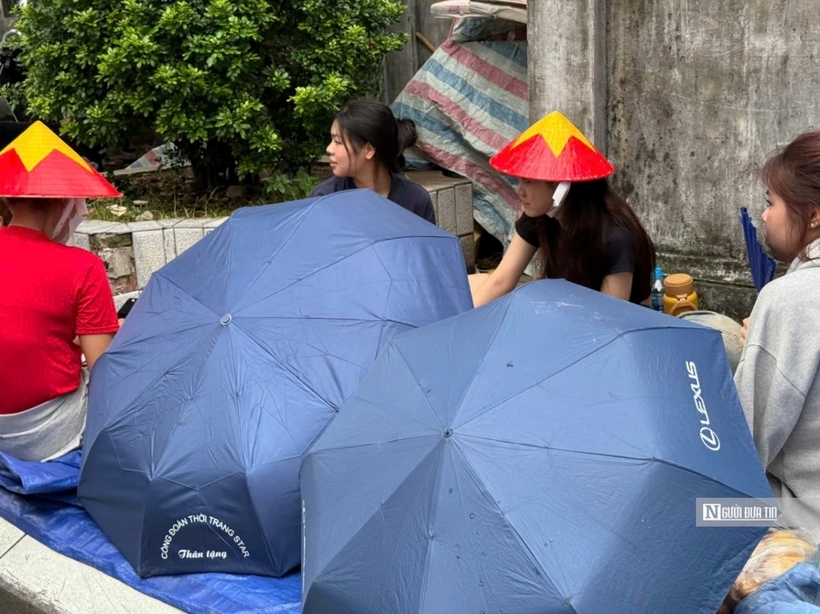 Hàng nghìn người cắm trại, đội mưa giữ chỗ xem diễu binh, diễu hành A80 - 8