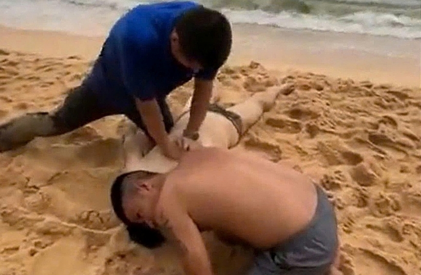 Một du khách được cứu hộ sơ cứu khi đưa vào bờ. Ảnh: VnExpress