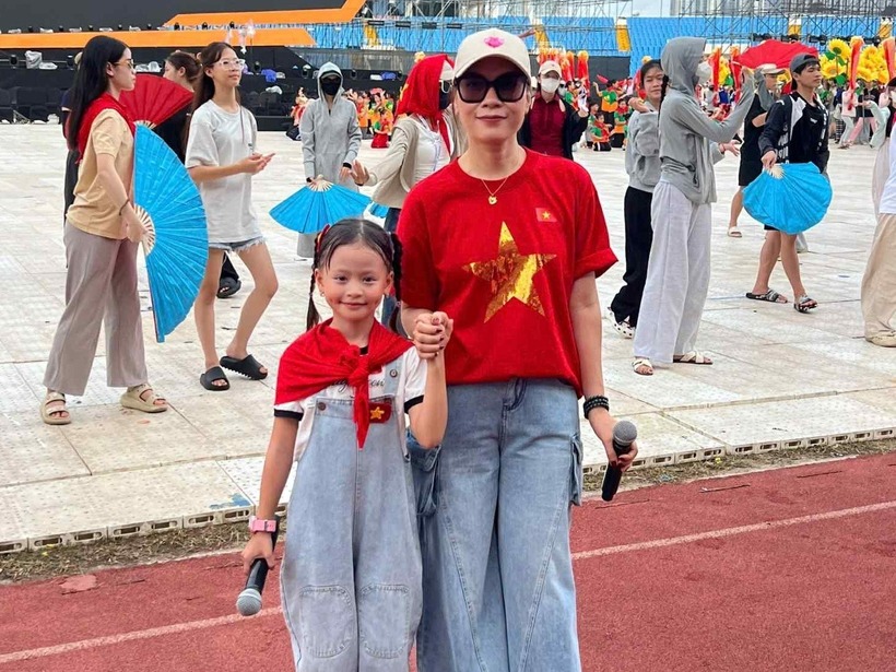 Cô bé Hà Thủy Tiên và ca sĩ Mỹ Tâm. Ảnh: Dân Trí