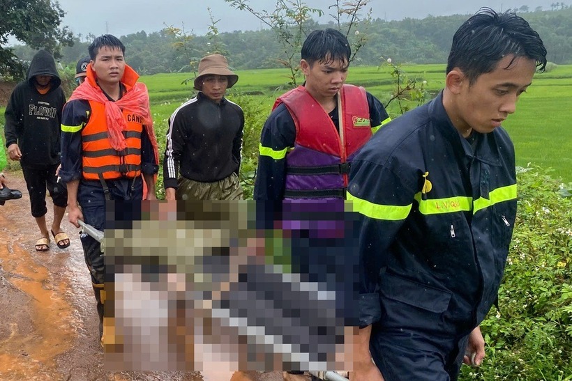 Lực lượng chức năng tìm thấy thi thể người phụ nữ bị nước cuốn trôi. Ảnh: Dân trí