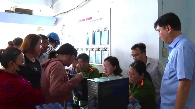 Lãnh đạo phường Bạc Liêu đã đến điểm phát quà để trực tiếp hướng dẫn và phát quà cho bà con nhân dân trên địa bàn. (Ảnh: Tiền phong)