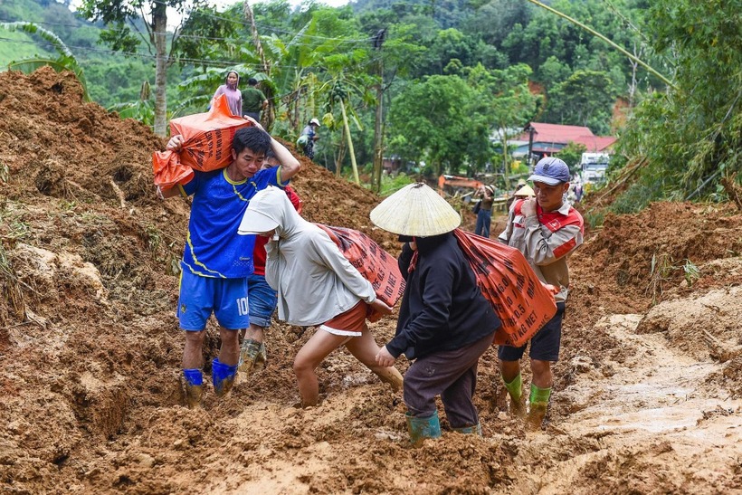 Nhiều tuyến đường ở xã Yên Nhân bị sạt lở, chia cắt nên chính quyền đang cử các tổ công tác đi cứu trợ và phát quà cho người dân. (Ảnh: VNE)