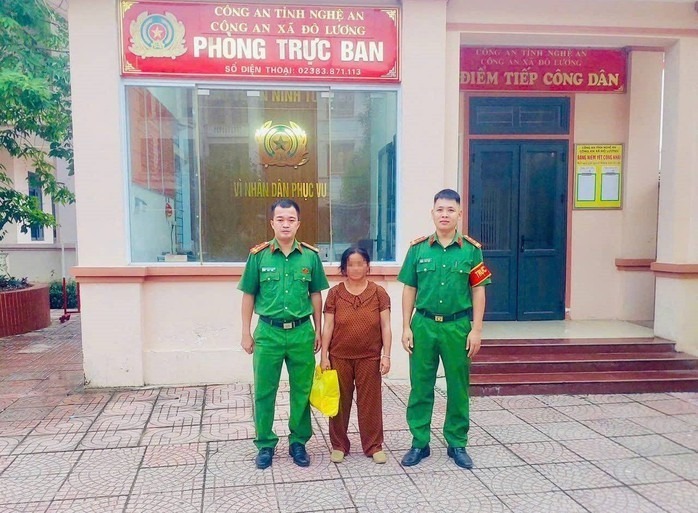 Công an giúp người phụ nữ đi lạc hơn 500 km về với gia đình. Ảnh: Người lao động