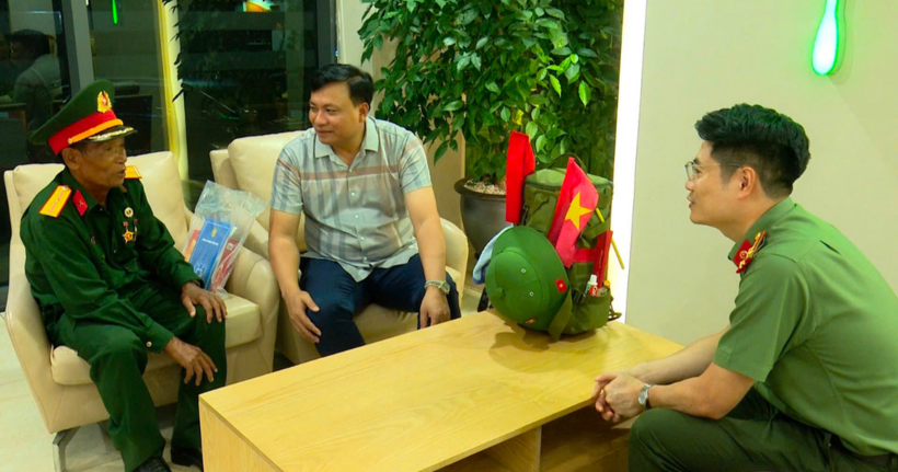 Đại tá Nguyễn Tiến Đạt, Phó Giám đốc Công an TP Hà Nội gặp gỡ, trò chuyện, động viên khích lệ ông Phan Văn Minh.