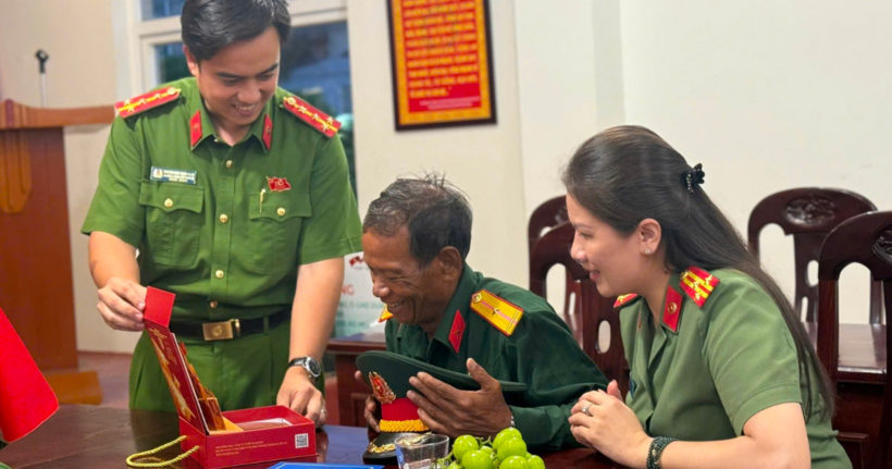 Niềm vui của ông Phan Văn Minh khi được Công an Hà Nội hỗ trợ tham dự A80.