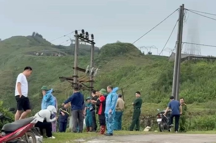 Lực lượng chức năng ở khu vực phát hiện chiếc ô tô và thi thể đang phân hủy. Ảnh: Người lao động