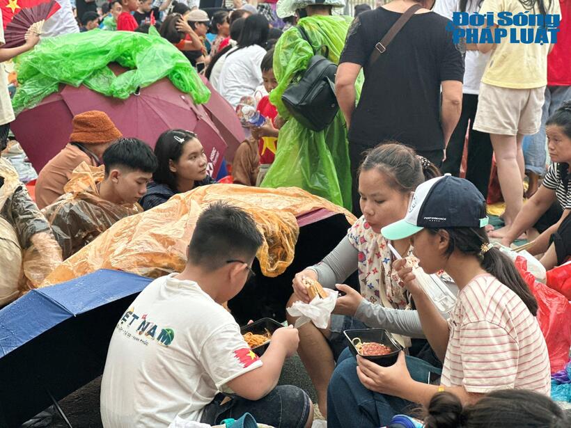 Nhiều người chuẩn bị sẵn đồ ăn để chờ đến thời khắc lịch sử