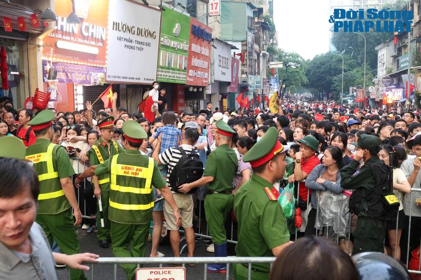 Từ đầu giờ chiều, theo ghi nhận của PV Đời sống và Pháp luật đã có hàng nghìn người đổ về các tuyến phố trung tâm TP. Hà Nội chờ đến giờ "G", để chứng kiến khoảnh khắc thiêng liêng của Đại lễ chào mừng 80 năm Quốc khánh 2/9.