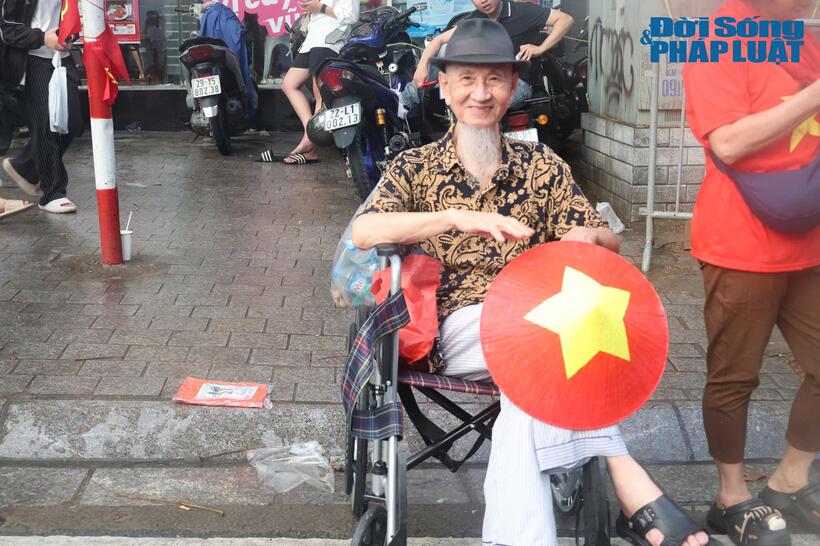 Cụ ông dù đã cao tuổi vẫn "xuống đường" chứng kiến diễu binh diễu hành nhân kỷ niệm 80 năm Quốc khánh