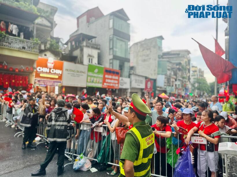 Lực lượng công an, cảnh sát giao thông, dân phòng và tình nguyện viên cũng túc trực để điều tiết giao thông, đảm bảo an ninh trật tự và hỗ trợ người dân