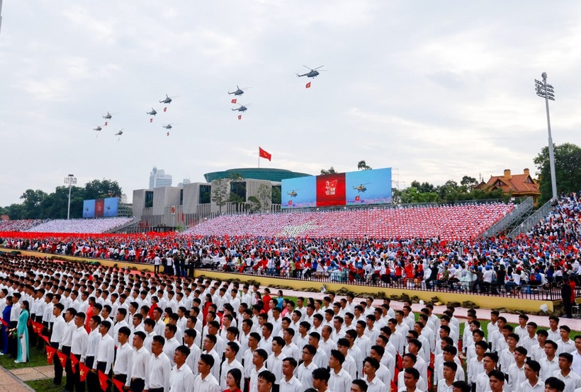 Trực thăng bay trên quảng trường Ba Đình trong lễ tổng duyệt sáng 30/8. Ảnh: VnExpress