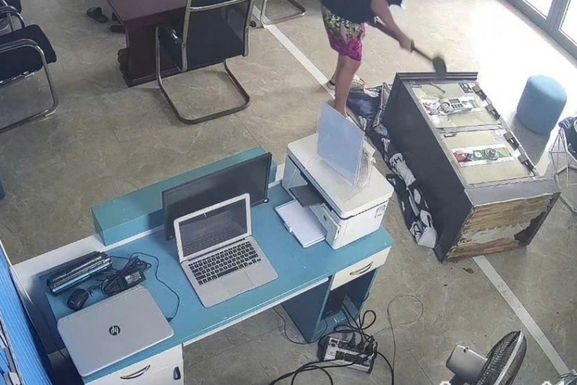 Hình ảnh nam thanh niên phá két sắt lấy vàng mang đi bán lấy tiền chuyển cho các đối tượng lừa đảo. Ảnh: Dân trí