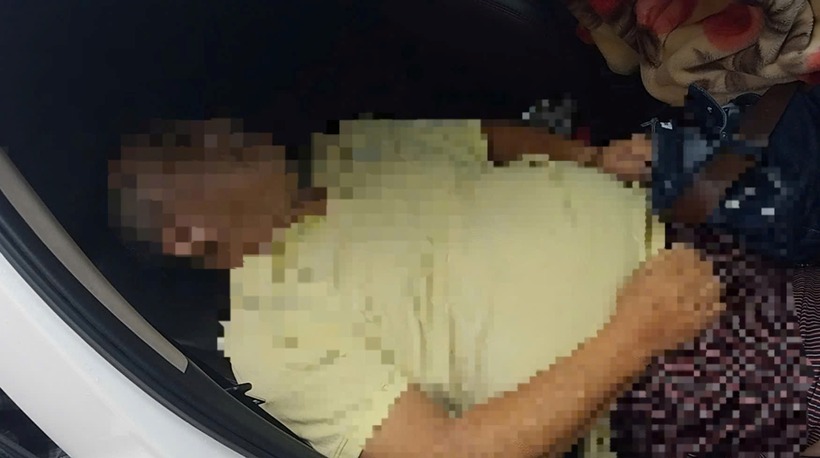 Người đàn ông tử vong trong xe. Ảnh: Lao động