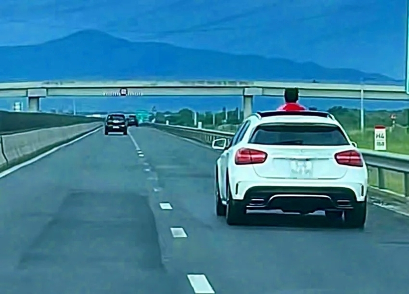 Hình ảnh trẻ em thò đầu qua cửa sổ trời trong khi ô tô đang chạy với tốc độ cao trên cao tốc Vĩnh Hảo-Phan Thiết. Ảnh: Pháp luật TP.HCM