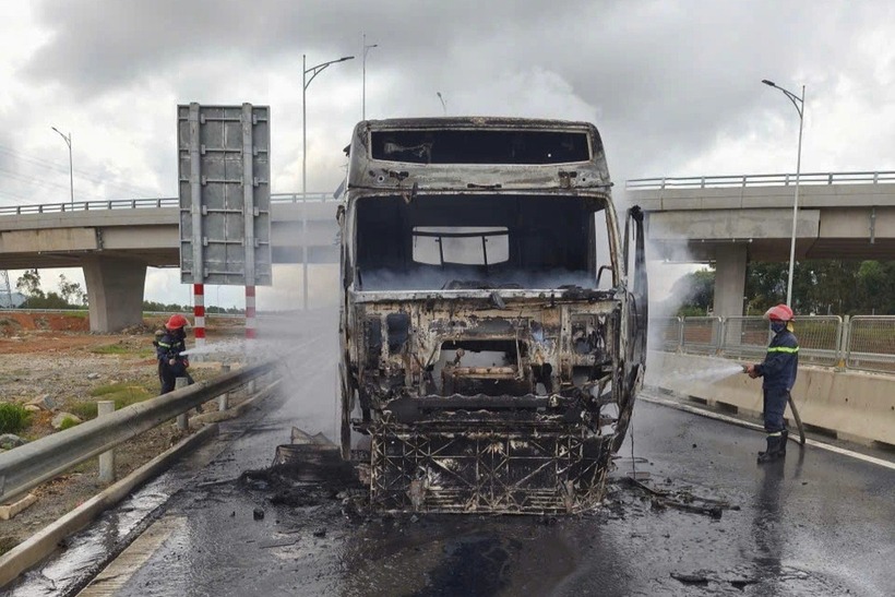 Lực lượng cảnh sát PCCC và CNCH, Công an Hà Tĩnh nỗ lực dập lửa. Ảnh: Pháp luật TP.HCM