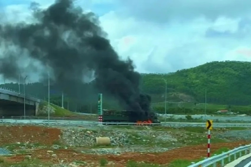 Xe đầu kéo chở hàng phế liệu bốc cháy ngùn ngụt trên cao tốc Bắc - Nam. Ảnh: Pháp luật TP.HCM