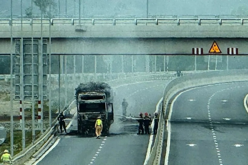 Hiện trường xe đầu kéo chở hàng phế liệu bốc cháy ngùn ngụt trên cao tốc Bắc-Nam - 2