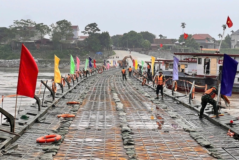 Lữ đoàn 249 lắp đặt, vận hành cầu phao Phong Châu sáng 2/9. (Ảnh: Dân trí)