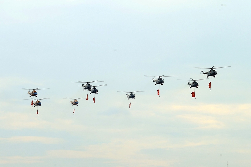 Dẫn đầu là biên đội trực thăng Mi-171, Mi-17, Mi-8, mang cờ Tổ quốc, cờ Đảng tung bay trên Quảng trường Ba Đình lịch sử, biểu tượng cho sức mạnh đại đoàn kết, niềm tự hào của Đảng và dân tộc, thể hiện bản lĩnh, trí tuệ, khát vọng xây dựng đất nước cất cánh, vươn cao trong kỷ nguyên mới.