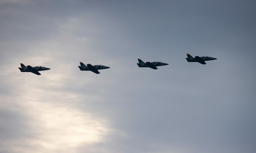 4 chiếc L-39NG bay ngang qua Quảng trường Ba Đình trong đội hình thẳng hàng, đều đặn và đẹp mắt, tạo nên khoảnh khắc hùng tráng trên bầu trời ngày đại lễ.