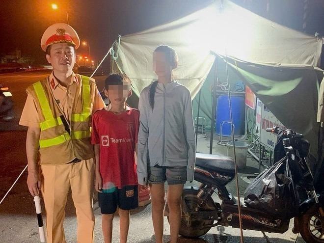 Hai chị em được CSGT phát hiện khi đang dắt xe đi bộ. (Ảnh: ANTĐ)