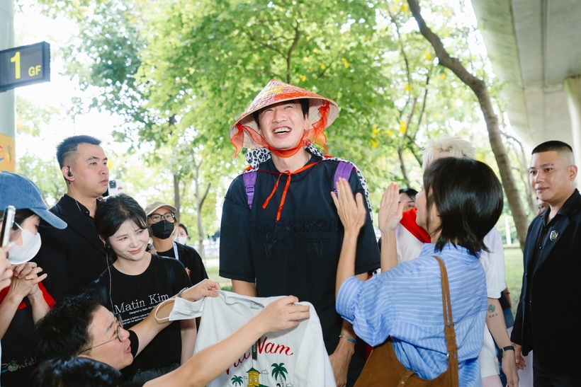 Lee Kwang Soo hào hứng đội nón lá hình cờ Việt Nam, ký tặng, chụp ảnh với người vô cùng vui vẻ.