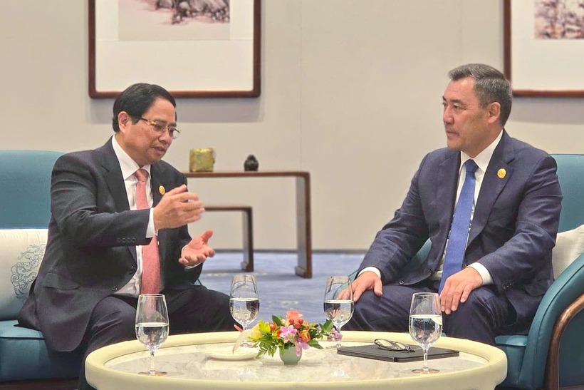 Thủ tướng Phạm Minh Chính và Tổng thống Kyrgyzstan Sadyr Japarov (Ảnh: VGP).