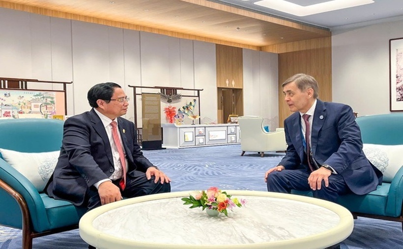 Thủ tướng Phạm Minh Chính và Tổng Thư ký SCO Nurlan Yermekbayev (Ảnh: VGP).