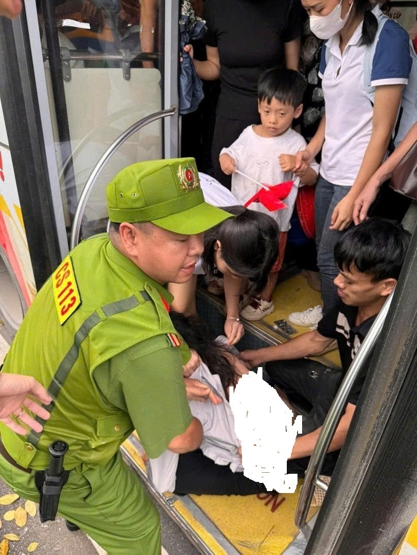 Cảnh sát 113 phối hợp người dân khống chế đối tượng nghi vấn trộm cắp tài sản của người dân. (Ảnh: Công an TP.Hà Nội)