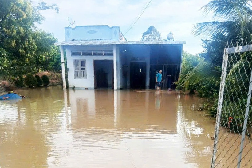 Một nhà dân ở xã Đạ Huoai bị ngập, sáng 2/9. (Ảnh: VnExpress)