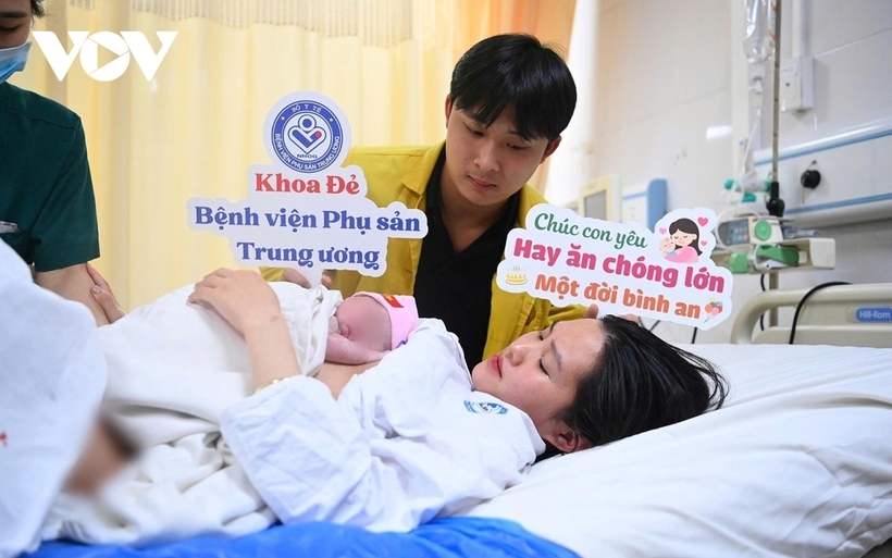 Đôi vợ chồng trẻ đón con gái đầu lòng. Ảnh: VOV