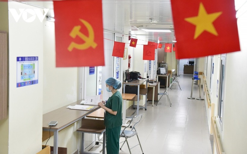 Trong không khí Tết Độc lập, các y bác sĩ vẫn miệt mài làm việc xuyên đêm. Ảnh: VOV